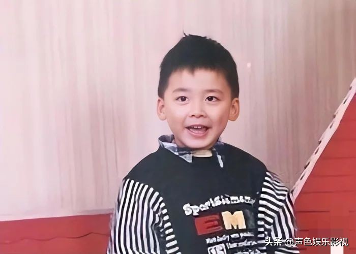 继续播放李易峰的短视频_我想看李易峰视频_李易峰的音乐视频播放量破亿，广受欢迎