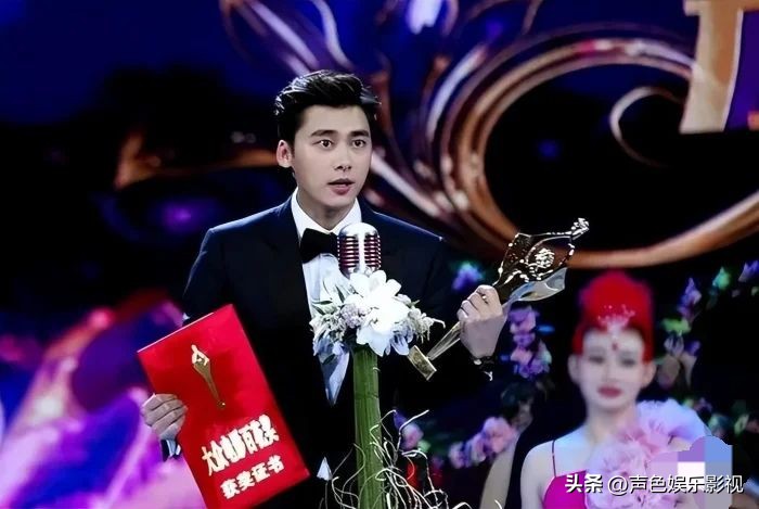 李易峰的音乐视频播放量破亿，广受欢迎_我想看李易峰视频_继续播放李易峰的短视频