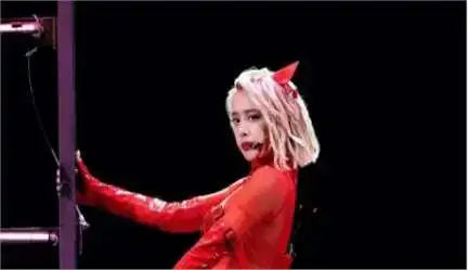 蔡依林的时尚造型成为粉丝模仿的对象_蔡依林模仿秀_小女孩模仿蔡依林