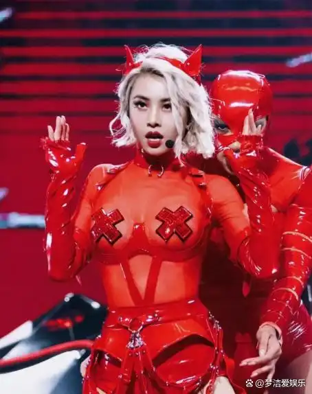 小女孩模仿蔡依林_蔡依林模仿秀_蔡依林的时尚造型成为粉丝模仿的对象