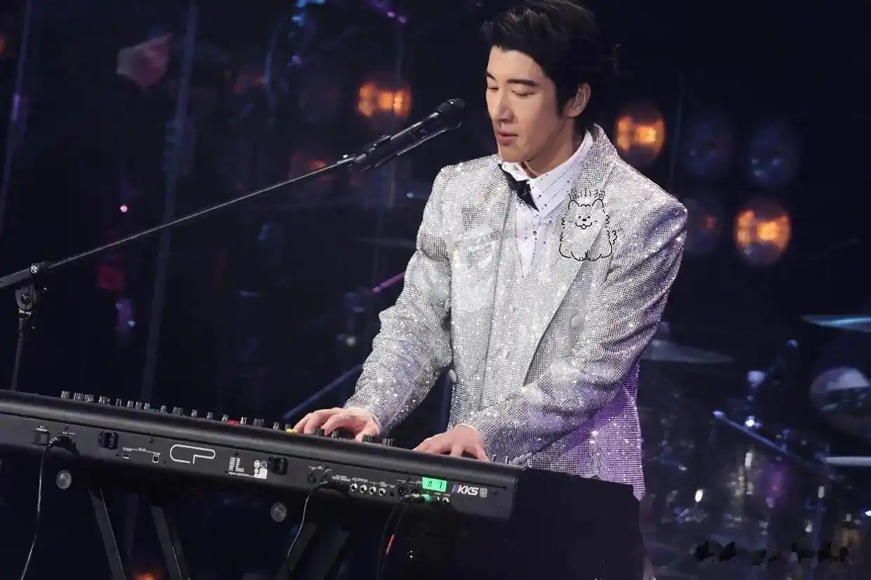 点燃激情传递梦想mv_载着点燃激情传递梦想_王力宏在音乐节上激情演出，点燃全场氛围