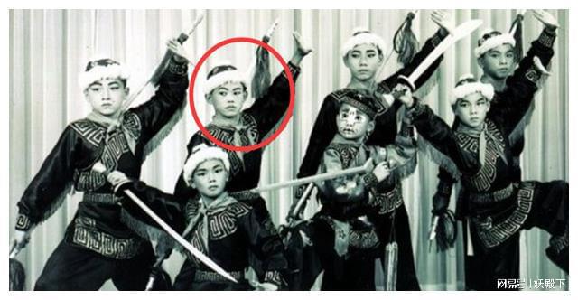 李小龙和谁比武过_李小龙对比明星武打视频_李小龙与其他武打明星的对比