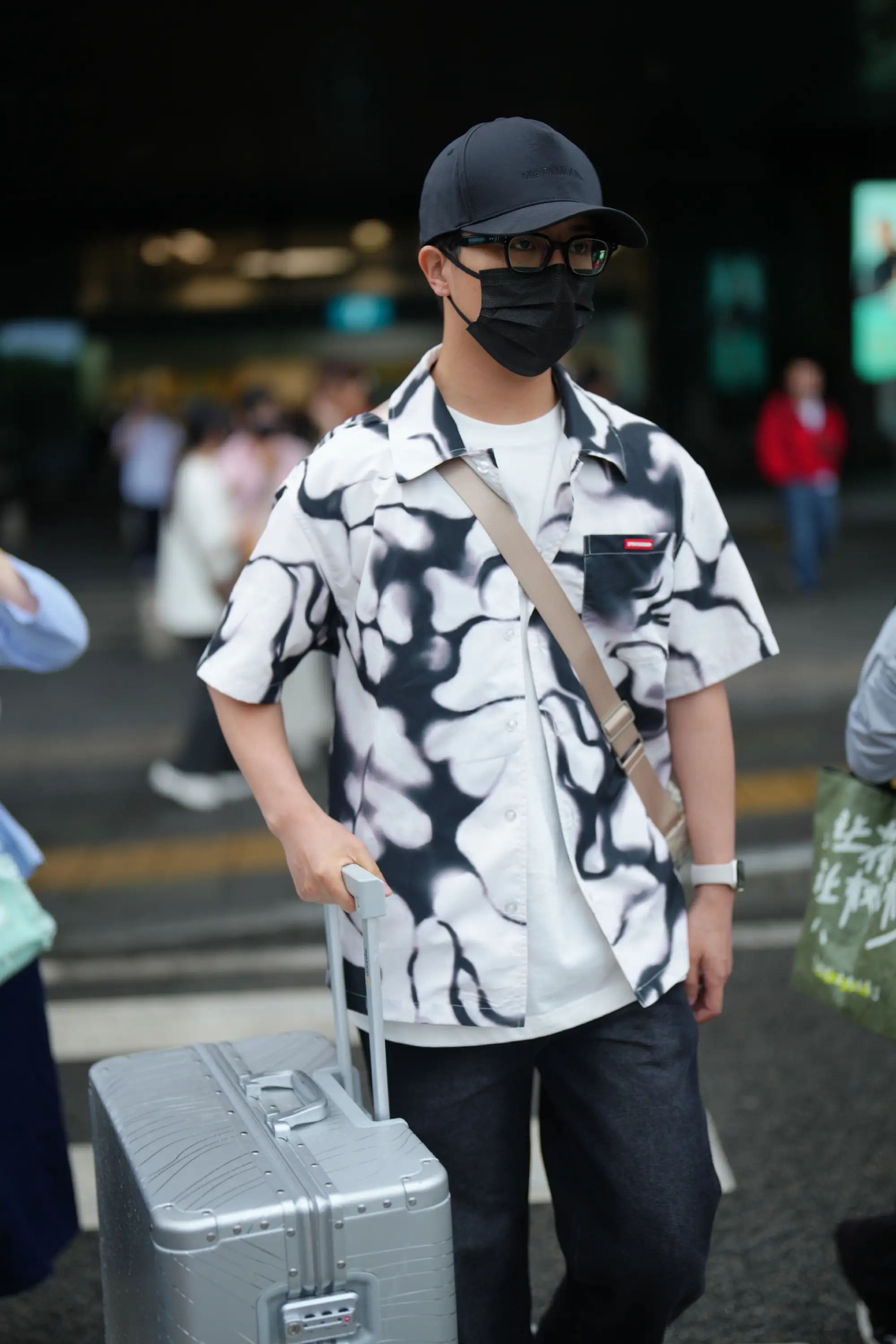 王菲与新生代歌手合作，展现跨时代的音乐魅力_王菲代言的牛奶的音乐_魅力音乐魅力金榜前10